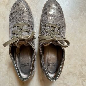Johnston & Murphy animal print metallic lace up sneakers. Size 9.5
